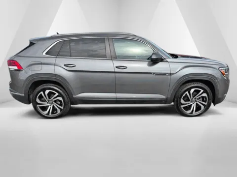 More photos of 2022 Volkswagen Atlas Cross Sport 2.0T SEL at Ironton Automotive, OH