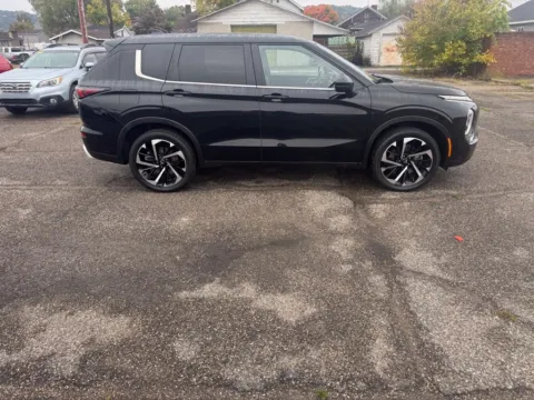 More photos of 2024 Mitsubishi Outlander SE Black Edition w/Pano Roof at Ironton Automotive, OH