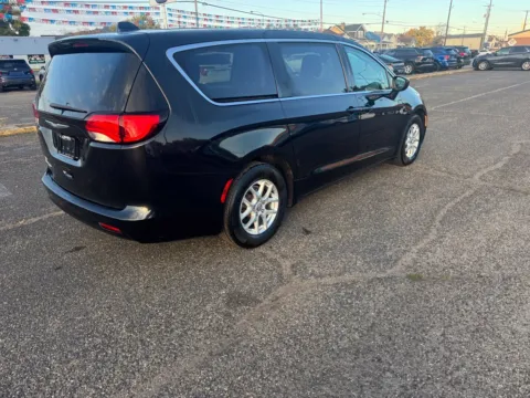More photos of 2017 Chrysler Pacifica Touring at Ironton Automotive, OH