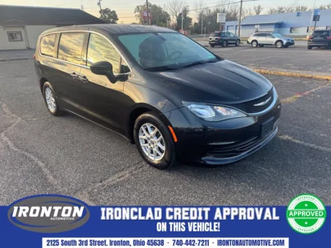 Black 2017 Chrysler Pacifica Touring for sale in Ironton, OH