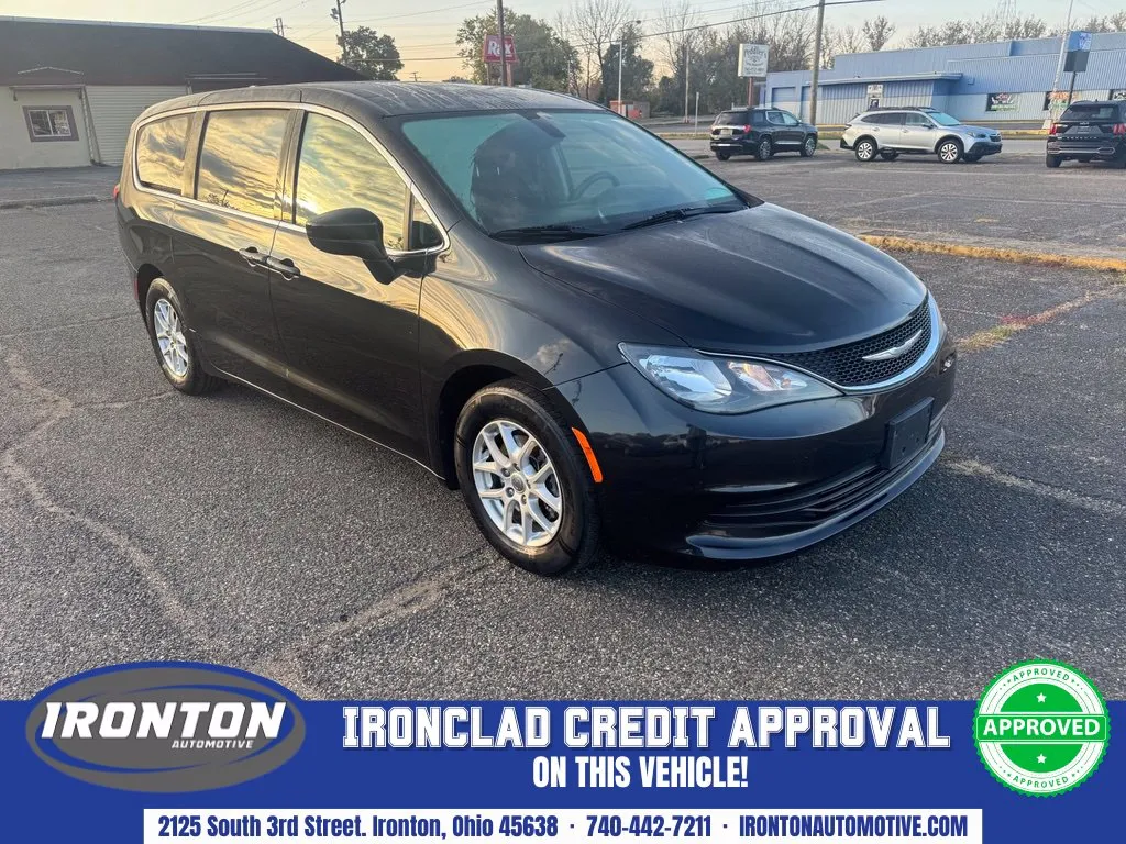 Black 2017 Chrysler Pacifica Touring for sale in Ironton, OH