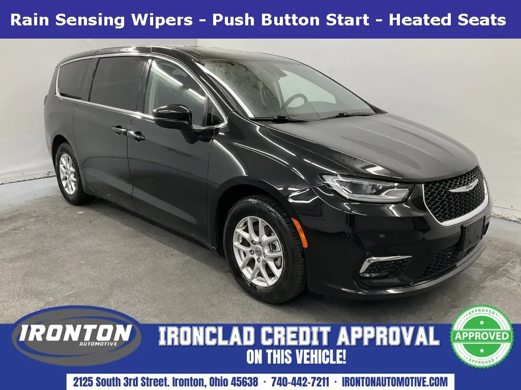 Black 2023 Chrysler Pacifica Touring L for sale in Ironton, OH