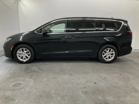 More photos of 2023 Chrysler Pacifica Touring L at Ironton Automotive, OH