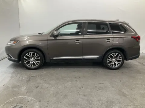 More photos of 2017 Mitsubishi Outlander SE at Ironton Automotive, OH