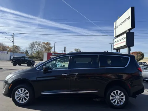 More photos of 2019 Chrysler Pacifica Touring L at F1rst Motors, IN