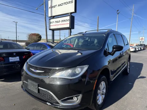 Black 2019 Chrysler Pacifica Touring L for sale in Indianapolis, IN