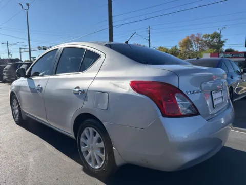 More photos of 2012 Nissan Versa 1.6 SV at F1rst Motors, IN