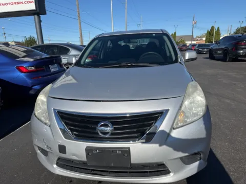 More photos of 2012 Nissan Versa 1.6 SV at F1rst Motors, IN