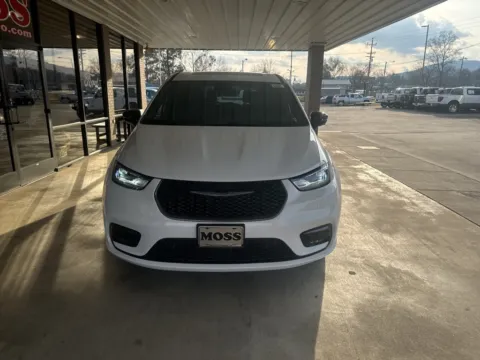 Photos of 2026 Chrysler Pacifica Select for sale in South Pittsburg, TN at Moss Motor Company