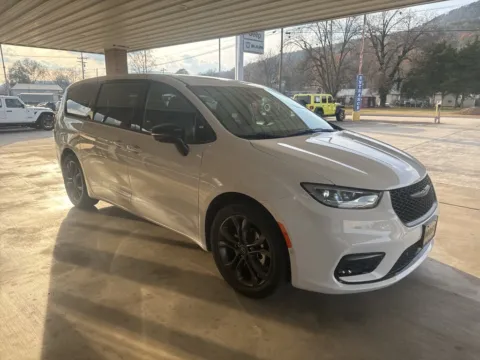 Another view of 2026 Chrysler Pacifica Select for sale in South Pittsburg, TN at Moss Motor Company