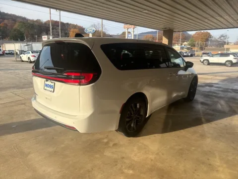 More photos of 2026 Chrysler Pacifica Select at Moss Motor Company, TN