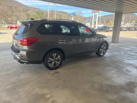 More photos of 2019 Nissan Pathfinder SL at Moss Motor Company, TN