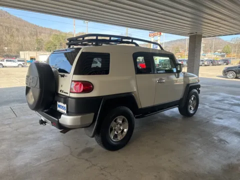 More photos of 2010 Toyota FJ Cruiser at Moss Motor Company, TN