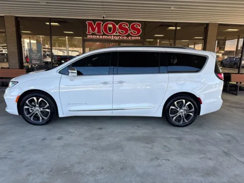 More photos of 2024 Chrysler Pacifica Pinnacle at Moss Motor Company, TN