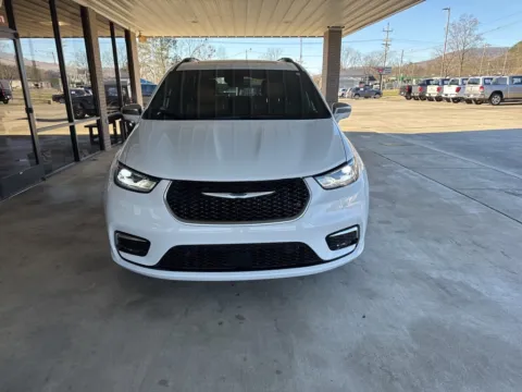 Photos of 2024 Chrysler Pacifica Pinnacle for sale in South Pittsburg, TN at Moss Motor Company