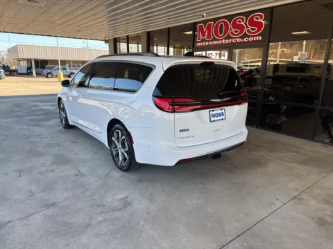 More photos of 2024 Chrysler Pacifica Pinnacle at Moss Motor Company, TN