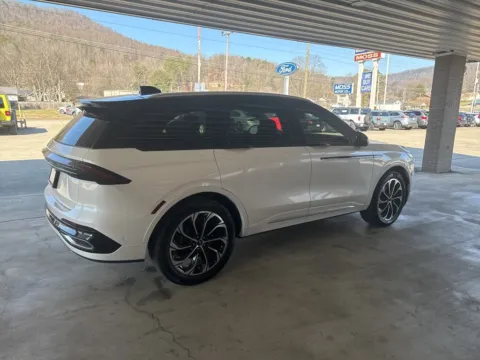 More photos of 2024 Lincoln Nautilus Reserve at Moss Motor Company, TN