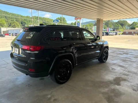 More photos of 2018 Jeep Grand Cherokee Laredo at Moss Motor Company, TN