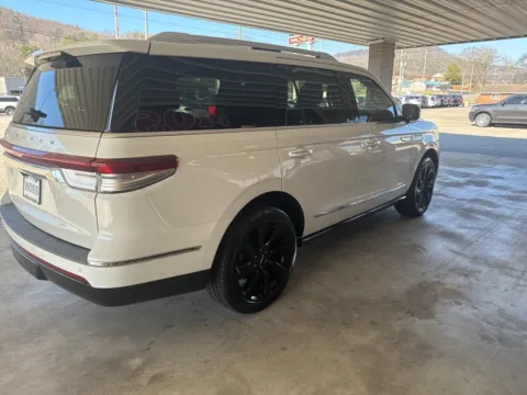 More photos of 2024 Lincoln Navigator Reserve at Moss Motor Company, TN