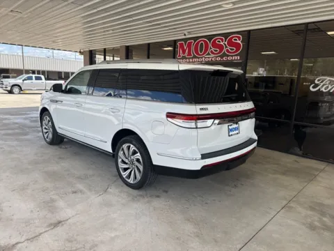More photos of 2023 Lincoln Navigator Reserve at Moss Motor Company, TN
