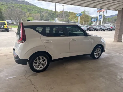 More photos of 2022 Kia Soul LX at Moss Motor Company, TN