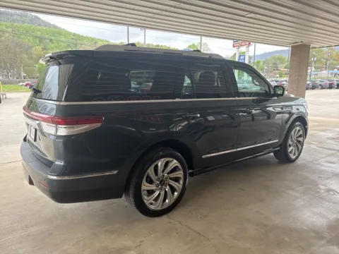 More photos of 2024 Lincoln Navigator Reserve at Moss Motor Company, TN