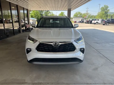 Photos of 2022 Toyota Highlander Platinum for sale in South Pittsburg, TN at Moss Motor Company
