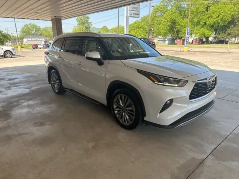 Another view of 2022 Toyota Highlander Platinum for sale in South Pittsburg, TN at Moss Motor Company