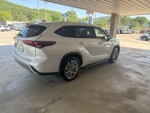 More photos of 2022 Toyota Highlander Platinum at Moss Motor Company, TN