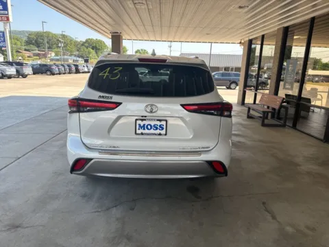 More photos of 2022 Toyota Highlander Platinum at Moss Motor Company, TN