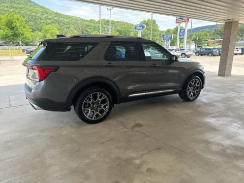More photos of 2025 Ford Explorer Platinum at Moss Motor Company, TN