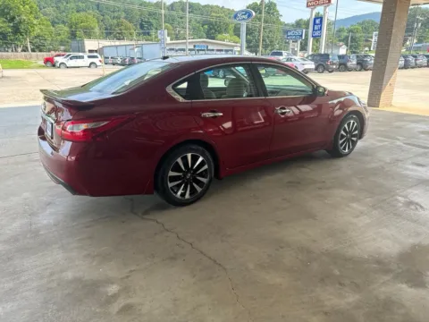 More photos of 2017 Nissan Altima 2.5 SV at Moss Motor Company, TN