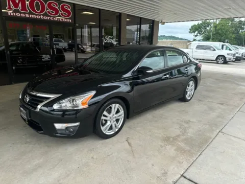 Black 2013 Nissan Altima 3.5 SL for sale in South Pittsburg, TN
