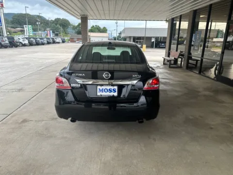 More photos of 2013 Nissan Altima 3.5 SL at Moss Motor Company, TN