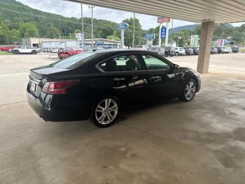 More photos of 2013 Nissan Altima 3.5 SL at Moss Motor Company, TN