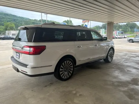 More photos of 2018 Lincoln Navigator L Reserve at Moss Motor Company, TN