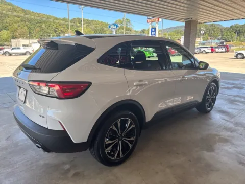 More photos of 2021 Ford Escape Hybrid SE at Moss Motor Company, TN