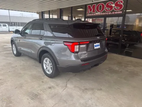 More photos of 2027 Ford Explorer Active at Moss Motor Company, TN