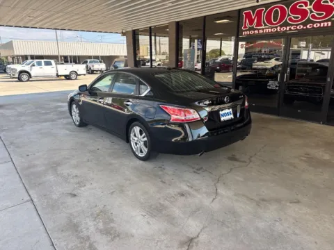 More photos of 2013 Nissan Altima SL at Moss Motor Company, TN