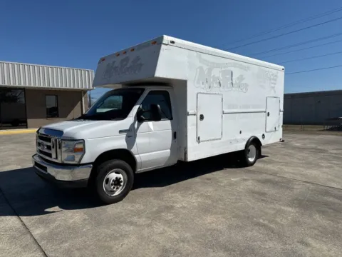 White 2015 Ford E-350SD for sale in South Pittsburg, TN