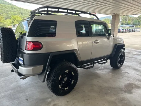 More photos of 2007 Toyota FJ Cruiser at Moss Motor Company, TN