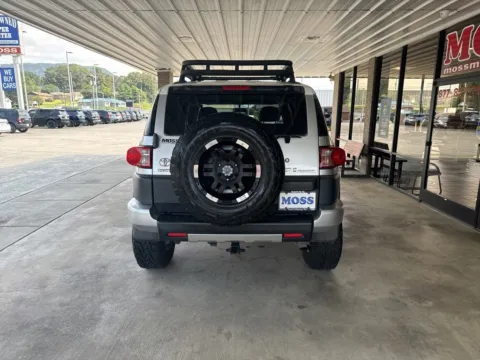 More photos of 2007 Toyota FJ Cruiser at Moss Motor Company, TN