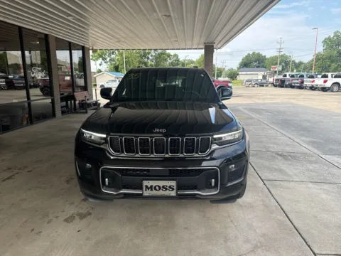Photos of 2022 Jeep Grand Cherokee Overland for sale in South Pittsburg, TN at Moss Motor Company