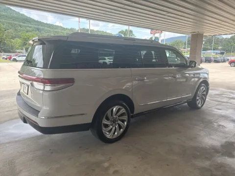 More photos of 2024 Lincoln Navigator L Reserve at Moss Motor Company, TN