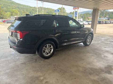 More photos of 2025 Ford Explorer Active at Moss Motor Company, TN