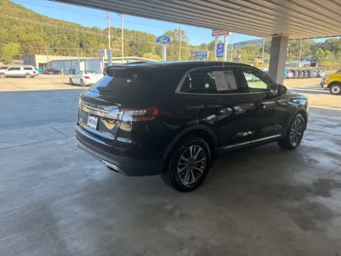 More photos of 2022 Lincoln Nautilus Reserve at Moss Motor Company, TN