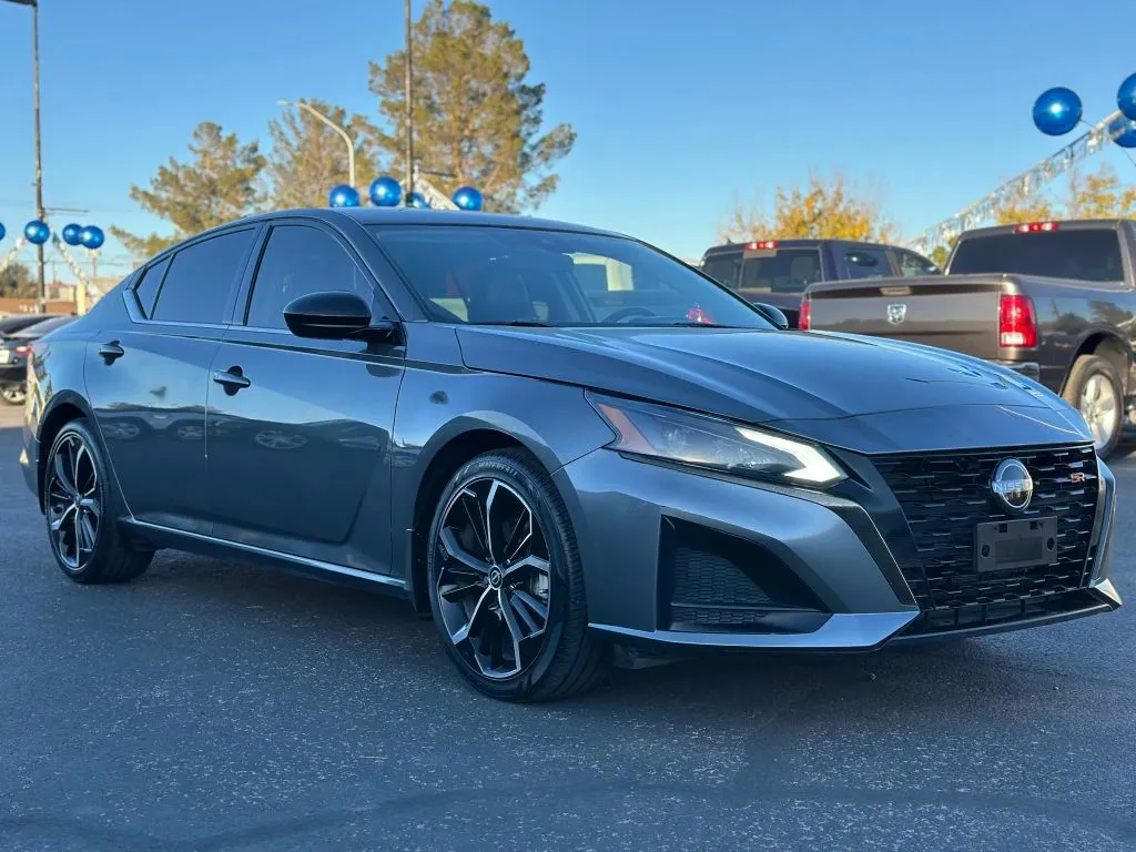 2023 Nissan Altima SR's photo