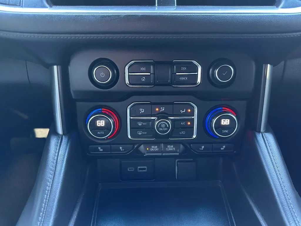 2021 Chevrolet Suburban LT - Photo 28