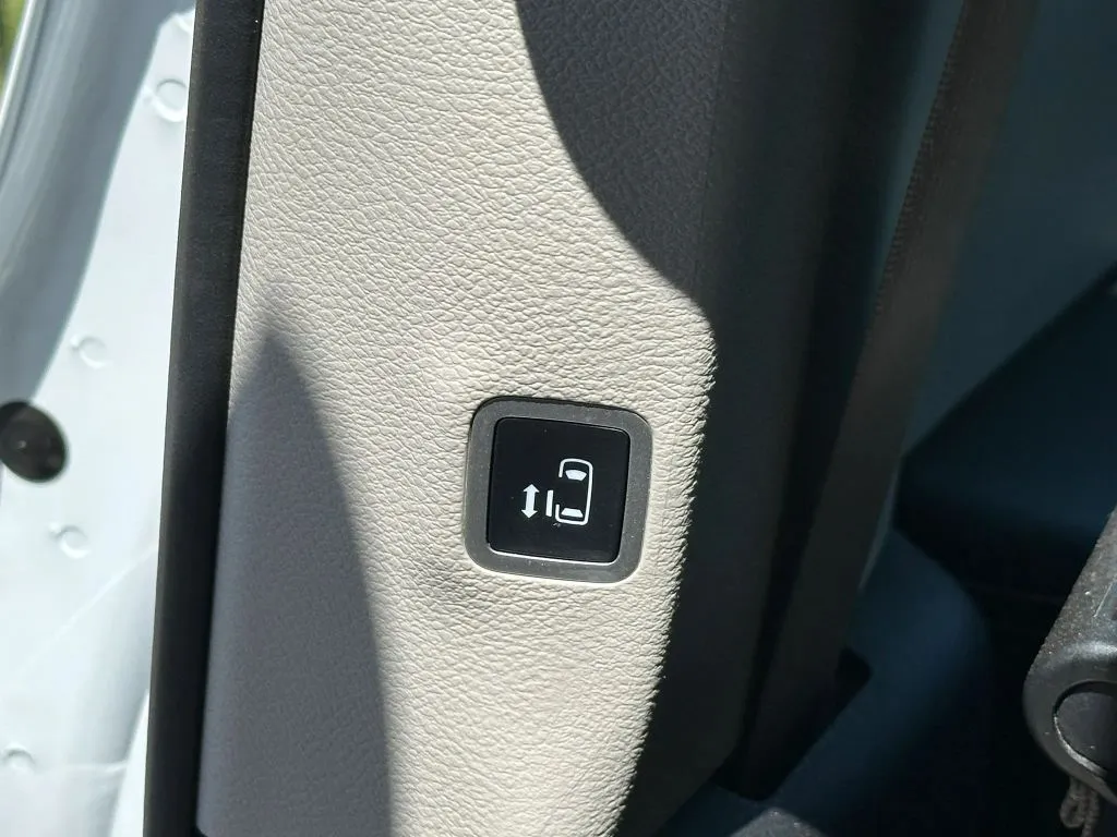 2022 Chrysler Voyager LX - Photo 20