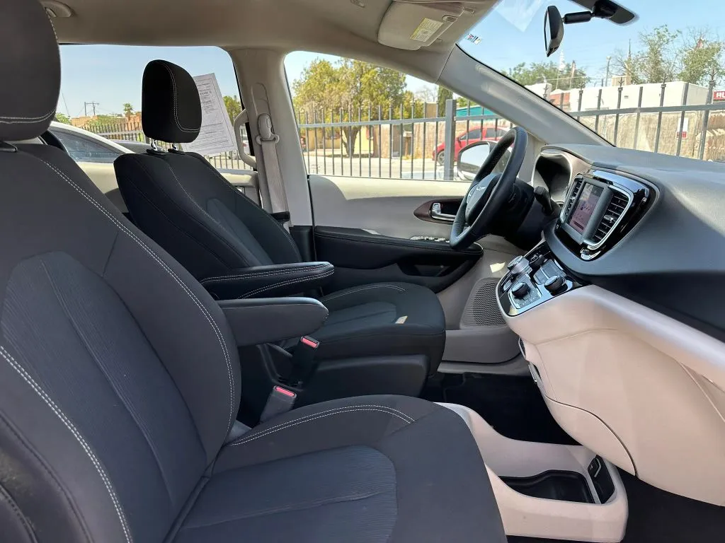 2022 Chrysler Voyager LX - Photo 14